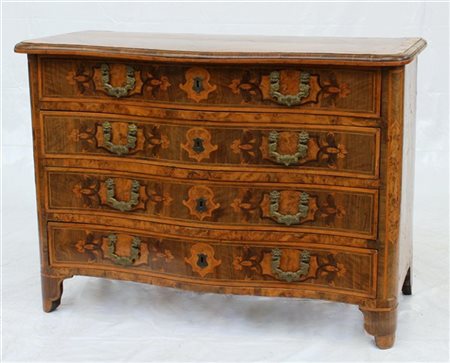 Como' lastronato in noce e radica di noce con fronte mosso a quattro cassetti i