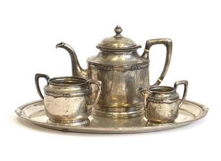 Servizio da tè e caffè in argento a corpo liscio con fascia decorata a motivi L