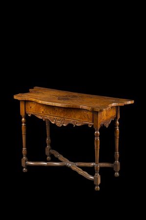 Tavolo da parete con piano in noce di forma mossa filettato in legno chiaro, ga