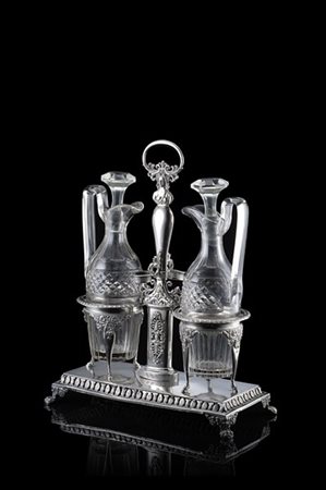 Cruet in argento con presa ad anello decorata a mezzo busto femminile su colonn