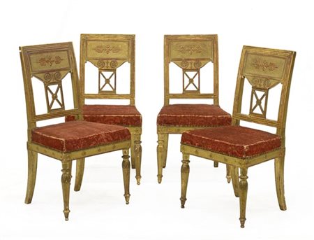 Gruppo di quattro sedie in legno dorato con schienale squadrato decorato a freg