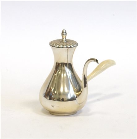 Caffettiera alla turca in argento corpo liscio con ansa in avorio. Argentiere G