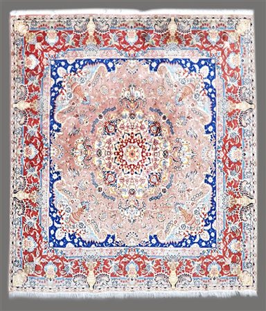 Tappeto Tabriz, Persia, seconda metà secolo XX.
Annodato in lana e seta. Decoro