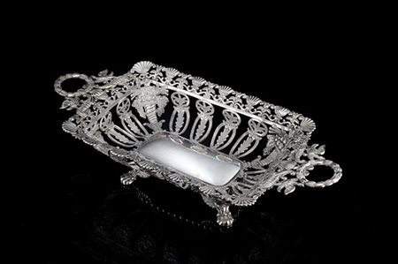 Centrotavola in argento con corpo sbalzato e traforato a cornucopie con frutti,