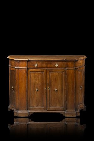 Credenza in noce di forma mossa e sagomata, sul fronte due sportelli e un casse