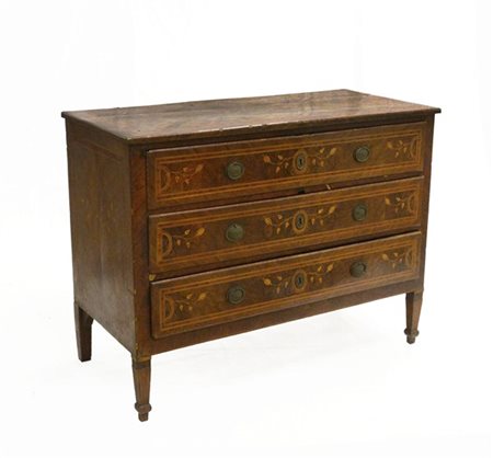 Cassettone lastronato e filettato in legni vari, tre cassetti sul fronte e fian