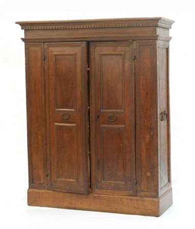 Antico armadio in noce con ante pannellate con fianchi decorati da maniglie in
