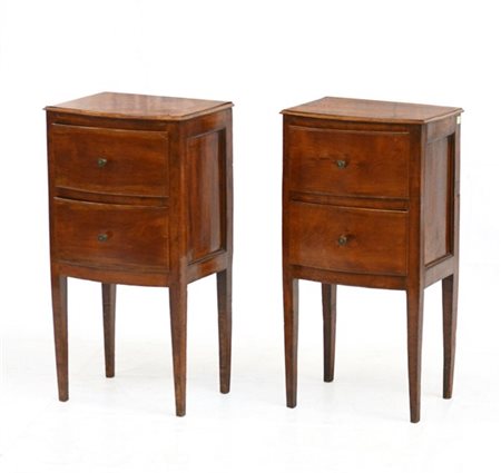 Coppia di comodini in noce con fronte mosso a due cassetti, gambe rastremate. V