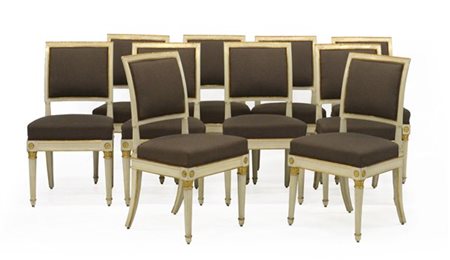 Gruppo di dieci sedie in legno laccato bianco con profili e fregi dorati. Gambe