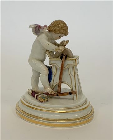 Manifattura di Meissen, secolo XIX "Cupido" statuetta in porcellana decorata in
