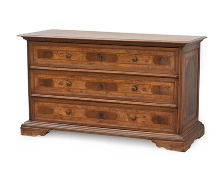 Cassettone lastronato e filettato a tre cassetti, piedi a mensola scolpiti a vo