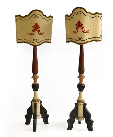 Coppia di torciere in legno laccato e decorato a dorature. Piedi sagomati. Iniz