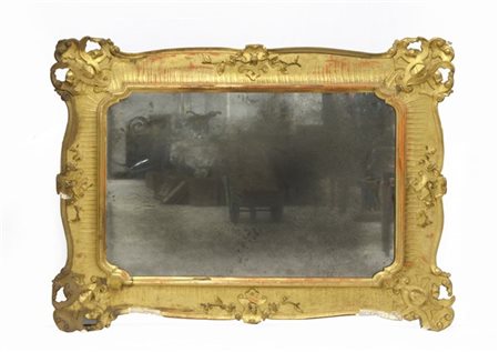 Grande specchiera di forma sagomata in legno e pastiglia d'oro decorata a volut