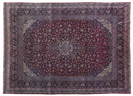 Tappeto Keshan, Persia secolo XX 
Disegno a medaglione con puntali a fondo blu