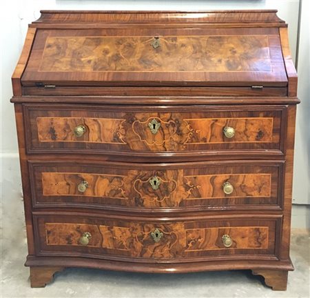 Ribalta di forma mossa lastronata, filettata e decorata sul fronte a cartelle r