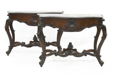 Coppia di consolles con fronte e fianchi mossi lastronati in noce, fasce sagoma