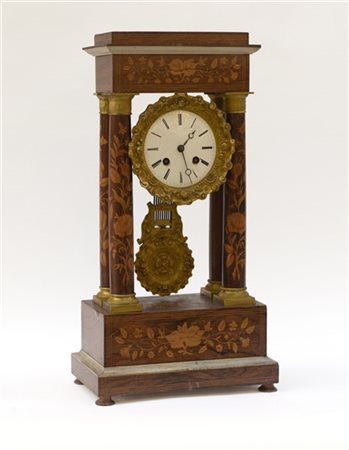 Pendola a portico con cassa in legno intarsiato a motivi floreali e vegetali. E