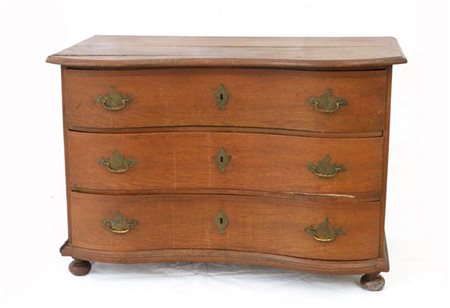 Comò in rovere con fronte mosso a tre cassetti, piedi a cipolla, fine secolo XV