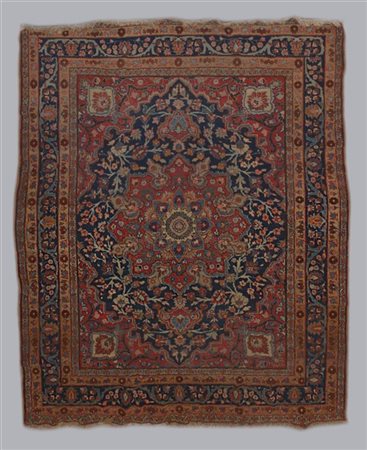 Tappeto Sarouk, Persia, secolo XX.
Disegno a medaglione rosso su fondo blu (cm