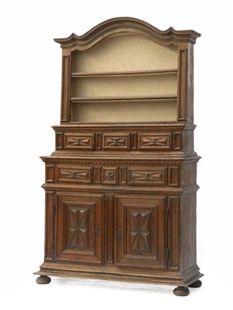 Antica credenza con piattaia, parte inferiore a due sportelli e tre cassetti bu