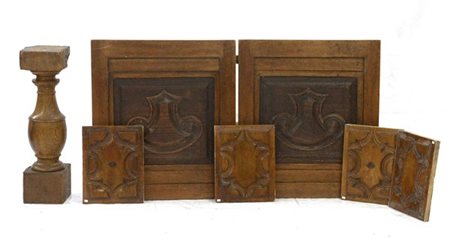 Lotto composto da due ante, quattro pannelli e una colonna tornita (difetti)