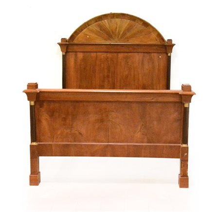 Letto Impero lastronato con montanti a colonna in legno ebanizzato, testata dec