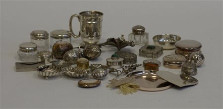 Cartone contenente numerose bomboniere e oggetti vari in argento e metallo (dif