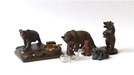 Lotto composto da un poscenere, una salierina e quattro piccole sculturine raff