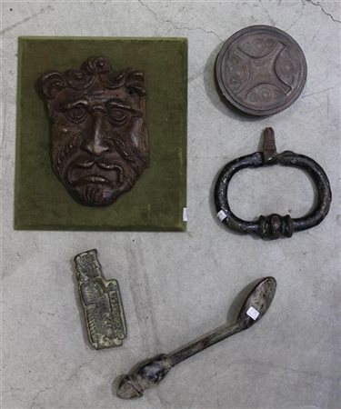 Lotto composto da un mascherone in legno scolpito, un cucchiaio e una scatola t