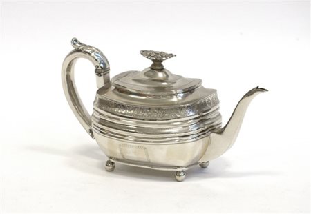 Teiera in argento a corpo inciso con motivi vegetali. Marchi inglesi (g 580 ca.