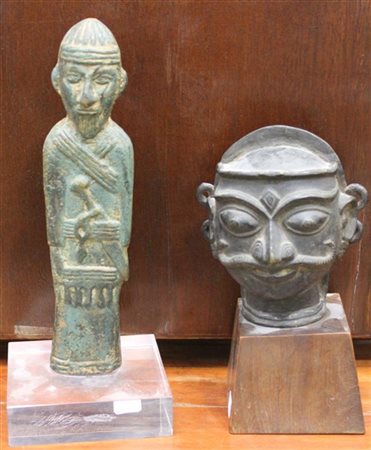 Lotto composto da due sculture in metallo raffiguranti una testa maschile e una