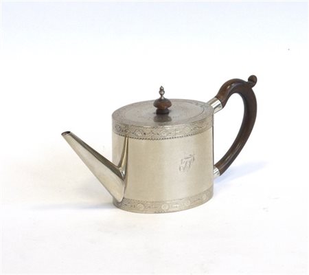 Teiera in argento a corpo inciso con motivi vegetali. Marchi abrasi (g lordi 47