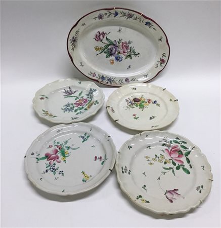 Manifatture diverse Lotto composto da quattro piatti in maiolica ed un vassoiet