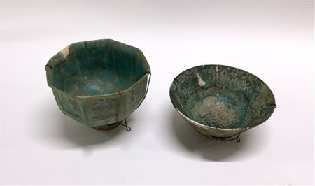 Manifattura persiana, sec. XVI Due ciotole decorate nei toni del blu (d. cm 18,