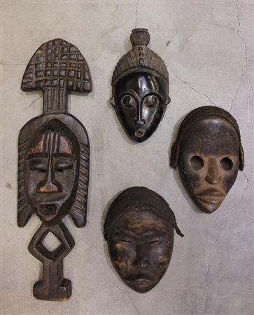 Arte africana, lotto di quattro maschere in legno intagliato, di cui due con in