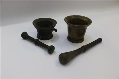 Lotto di due mortai in bronzo con pestelli, epoche differenti (h max cm 11) (di
