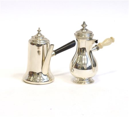 Lotto composto da una caffettiera con marchi inglesi del secolo XX e una con pr