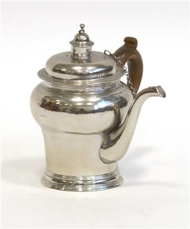 Teiera in argento a corpo liscio con ansa in legno sagomato (g lordi 560 ca.) (