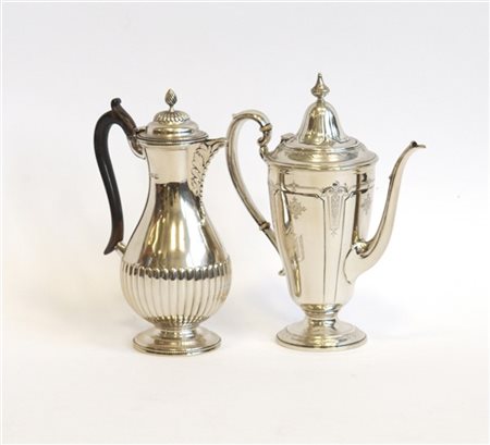 Lotto composto da due teiere in argento di diversa fattura (g lordi 1030 ca.) (