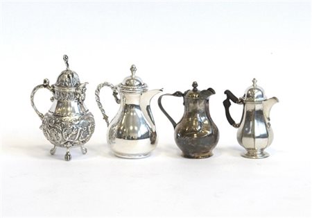 Lotto composto da quattro piccole caffettiere in argento di manifatture ed epoc
