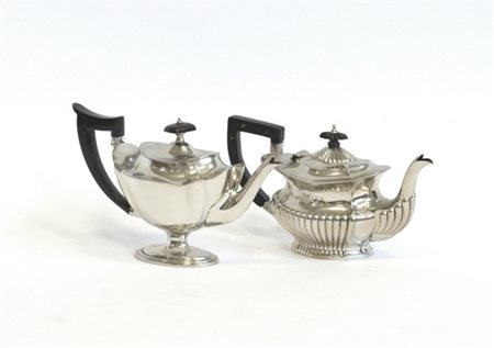 Lotto composto da due caffettiere in argento con anse ebanizzate. Marchi ingles