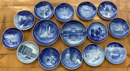 Manifatture diverse
Gruppo di quindici piatti celebrativi decorati in monocromi