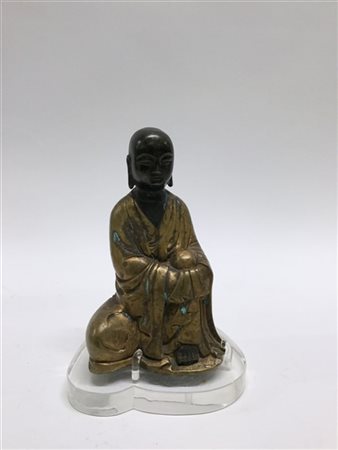 Arte Orientale. Scultura in bronzo brunito e dorato raffigurante monaco, seduto