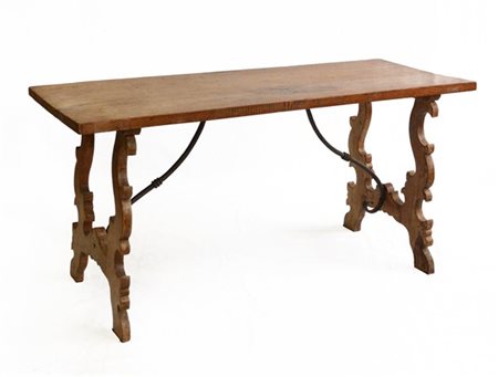 Tavolo con gambe a lira riunite da traverse in ferro battuto (cm 157x78x64) (di