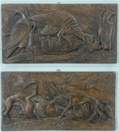 Due pannelli in legno scolpito raffiguranti scene di caccia (cm 36.5x71) (difet