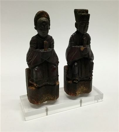 Arte orientale. Due sculture in legno dipinto raffiguranti coppia di antenati,