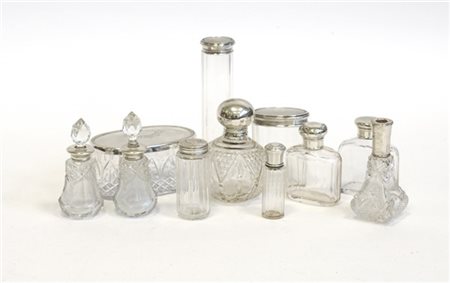 Collezione di dieci contenitori in vetro con ghiere in argento di diverse epoch