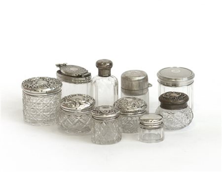 Collezione di dieci contenitori in vetro con ghiere in argento di diverse epoch