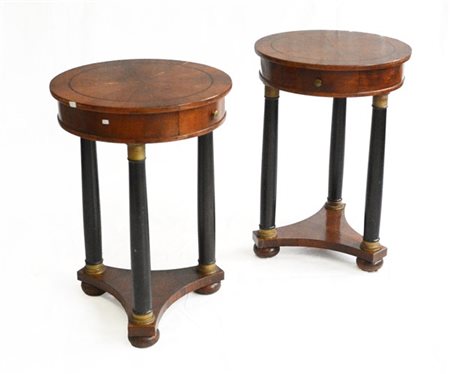 Coppia di tavolini con piano di forma tonda ad un cassetto, sostegni a colonna