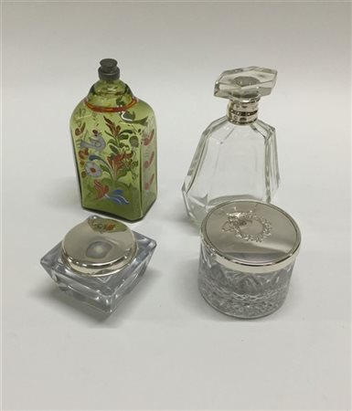 Lotto composto da due contenitori con tappi in argento e due bottiglie, una dec